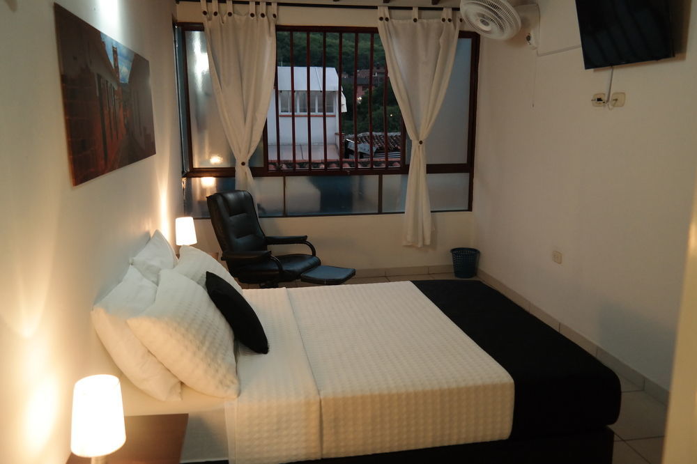 Otono Hostel Сан-Хиль Экстерьер фото